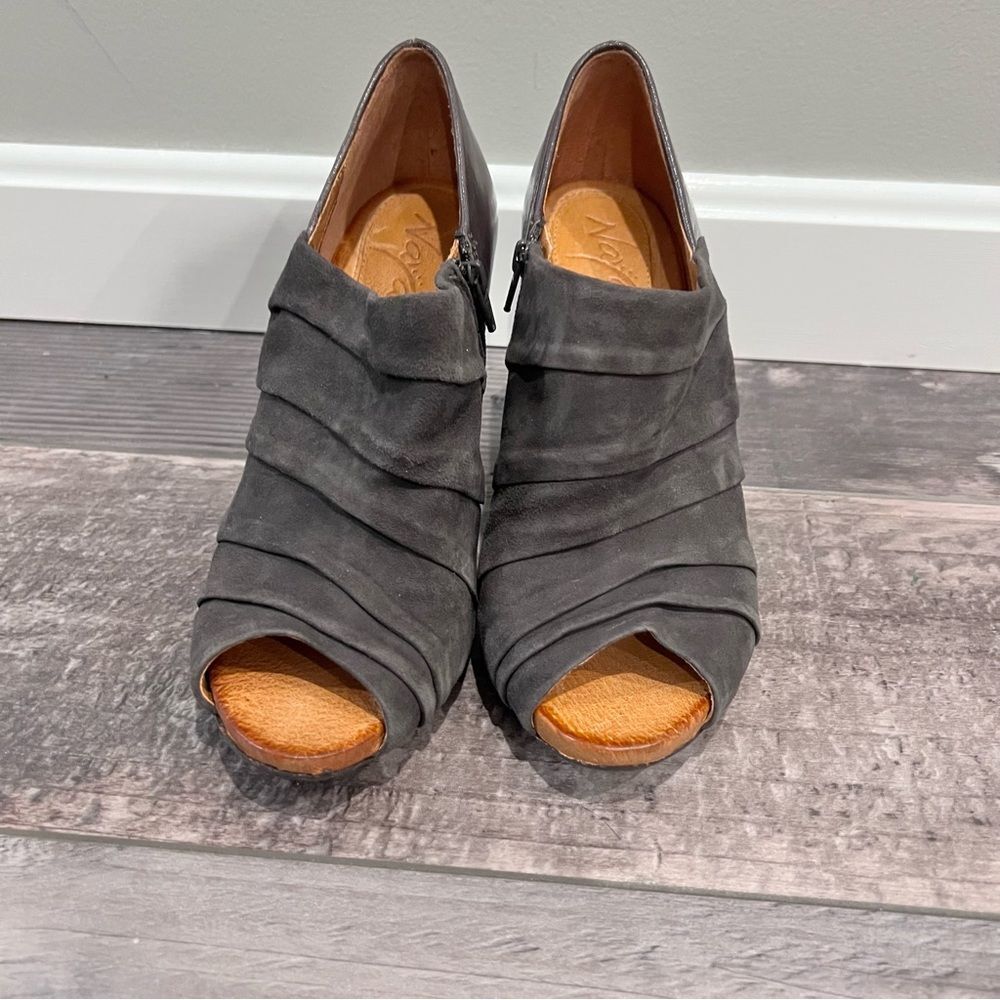Naya peep-toe wedges size 9 in Greyish/brown - Picture 4 of 9